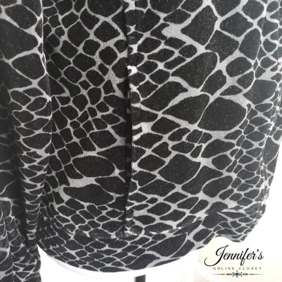3/$25 Relaxed by Charter Club Women's Gray & Black Animal Zipper Jacket Size L - Picture 4 of 9